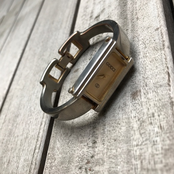 GUCCI Vintage 1302472 1500L Quartz Analog Watch - Picture 7 of 9